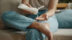 Jak se zbavit nepříjemného zápachu nohou: jednoduché tipy a recepty na domácí prostředky