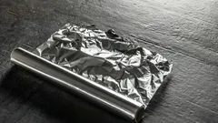 Proč jsou obě strany hliníkové fólie odlišné a k čemu se každá z nich používá?