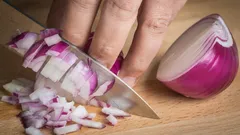 Jak se zbavit zápachu cibule na rukou: čtyři jednoduché kuchyňské triky, které fungují