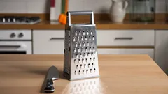 Jak doma nabrousit kuchyňské struhadlo třemi jednoduchými způsoby.