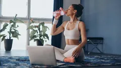 Trénink ráno nebo večer: Co je lepší pro spalování tuku a nabírání svalové hmoty?