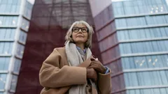 Stylistické tipy pro ženy po šedesátce: jak vás barvy a střihy mohou omladit