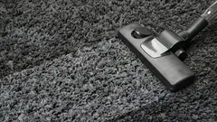 Posypte ho touto kuchyňskou přísadou a vysajte – váš koberec bude vonět a vypadat jako nový.