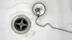 Co dělat, když se v koupelně nebo v kuchyni objeví nepříjemný zápach z kanalizace?