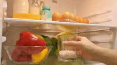 Sklenice soli v ledničce řeší běžný problém: jednoduchý trik pro líné hospodyňky.